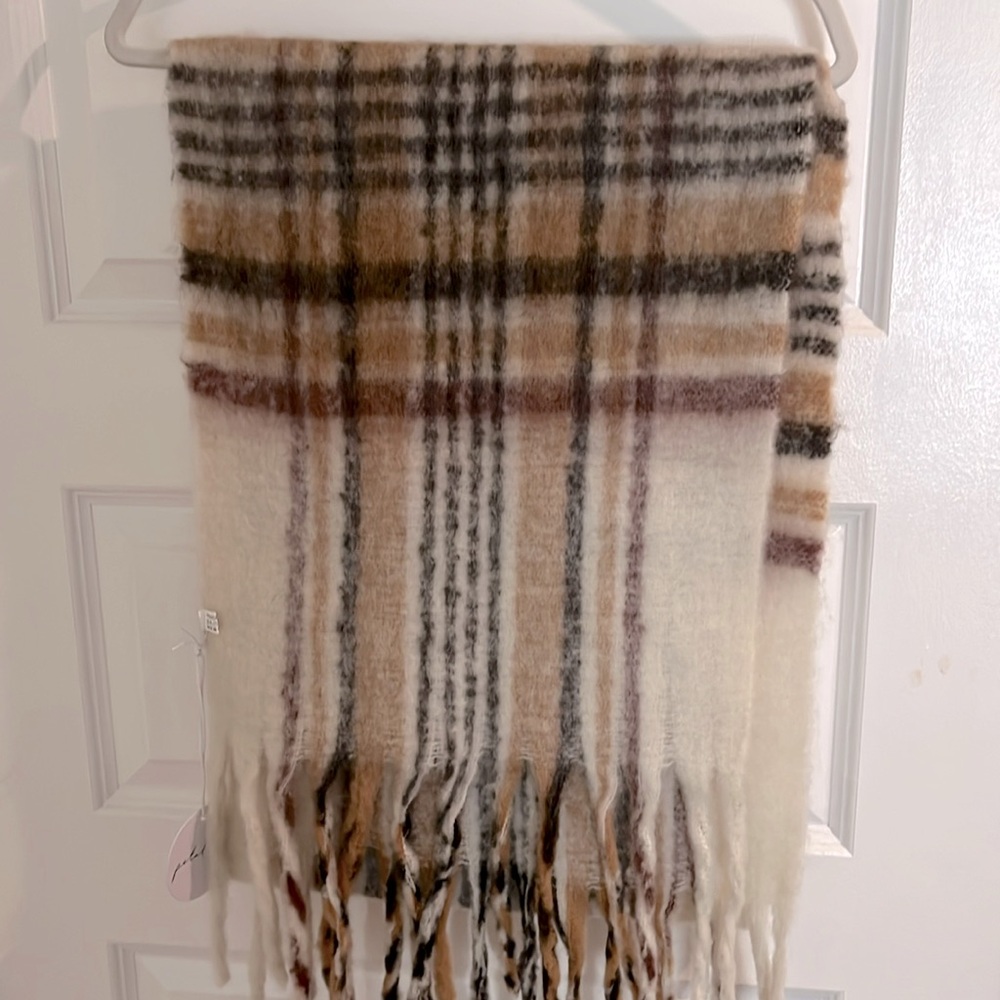 Petal & Pup NWT One Size Plaid Pattern  Soft Scarf 🧣 with Fringe Edges